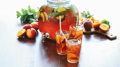 Cum poți prepara un iced tea fără foc. Metoda de infuzare la rece