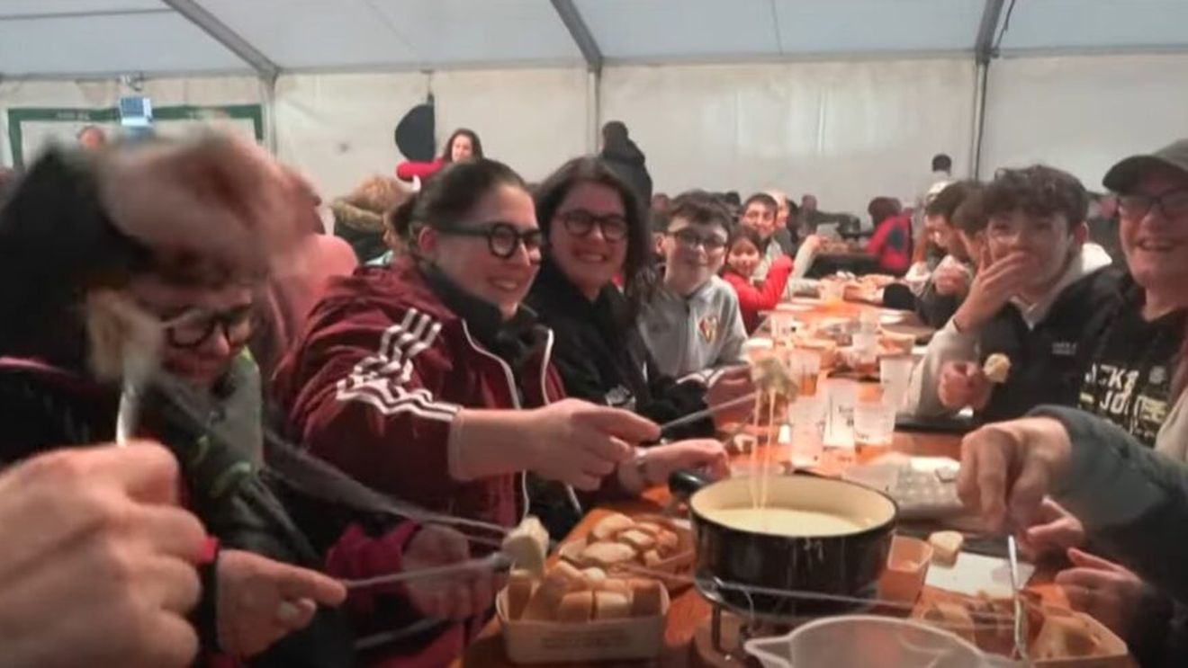 VIDEO | Franța stabilește un nou record mondial: Aproape 2.200 de kilograme de brânză fondue, pregătite într-un sat aflat în apropiere de granița cu Elveția
