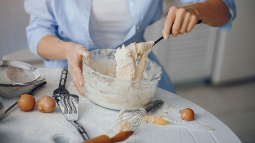 Trucul simplu al cofetarilor pentru prăjituri mai pufoase / De ce ar trebui să lași aluatul să „se odihnească” înainte de coacere