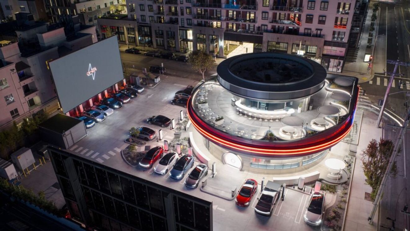 FOTO- VIDEO | Tesla Diner, primul restaurant retro-futurist al lui Elon Musk, deschis la Hollywood / Ce preparate sunt incluse în meniu / Clienții care au mașini Tesla își pot comanda meniurile direct din vehicul