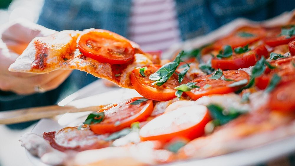 17 ianuarie, Ziua Internațională a Pizzei: americanii consumă mai multă pizza decât italienii; în plină pandemie, pizzeriile planetei supraviețuiesc prin livrare la domiciliu