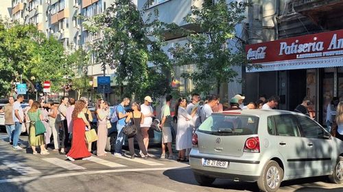 GALERIE FOTO | Scandalul merdenelelor a adus și mai mulți clienți la Nea Mihai / Coada s-a întins în stradă