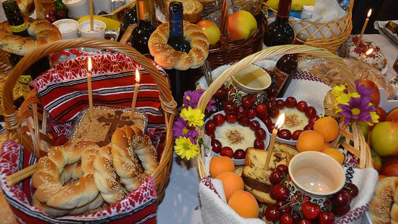 Colivă, colaci, oale și farfurii împodobite, pentru „Moșii de Vară”/ În anumite zone se împart cireșe și orez cu lapte/ În Duminica Rusaliilor, credincioșii duc frunze de nuc sau tei la biserică, iar preoții sfințesc ogoarele