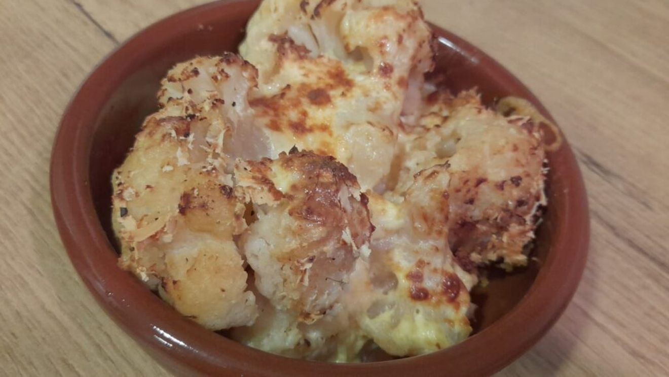 Rețetele Juanitei. Conopidă/broccoli gratinate. Se poate servi și cald și rece. Are legume, dar și multe calorii