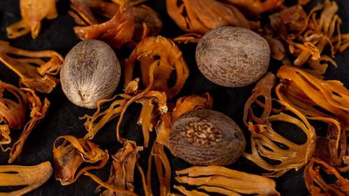 Nucșoara și macis: beneficii, riscuri și cât ar trebui consumate cu adevărat aceste condimente