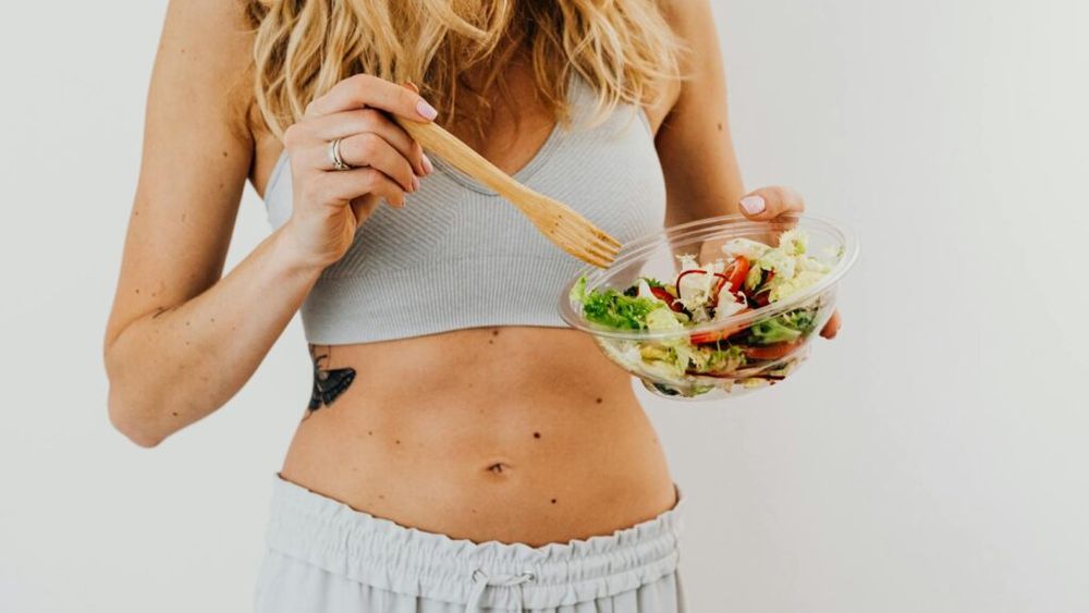 Care este cel mai sănătos prânz pentru a slăbi? Un dietetician prezintă cele mai bune 2 alegeri ale sale / Ar trebui să sari peste această masă pentru a pierde în greutate?