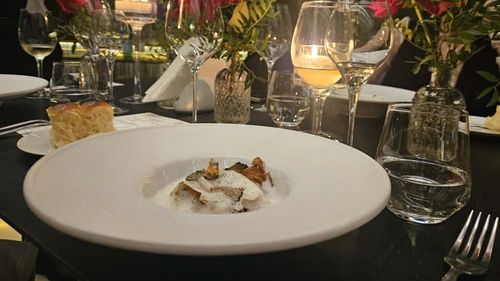 VIDEO | Ce am mâncat la o cină „four-hands” semnată de doi chefi / Unul dintre bucătari este distins cu două stele Michelin și cu steaua verde Michelin pentru sustenabilitate