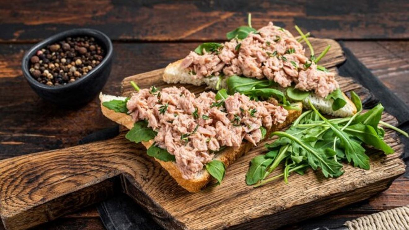 Toast cu brânză de vaci, ton și frunze de rucola. Un mic dejun complet nutrițional și gata în cinci minute