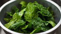 Nu este suficient să treci salata sub jet de apă / Cum se spală corect verdețurile pentru a reduce riscul de bacterii și paraziți