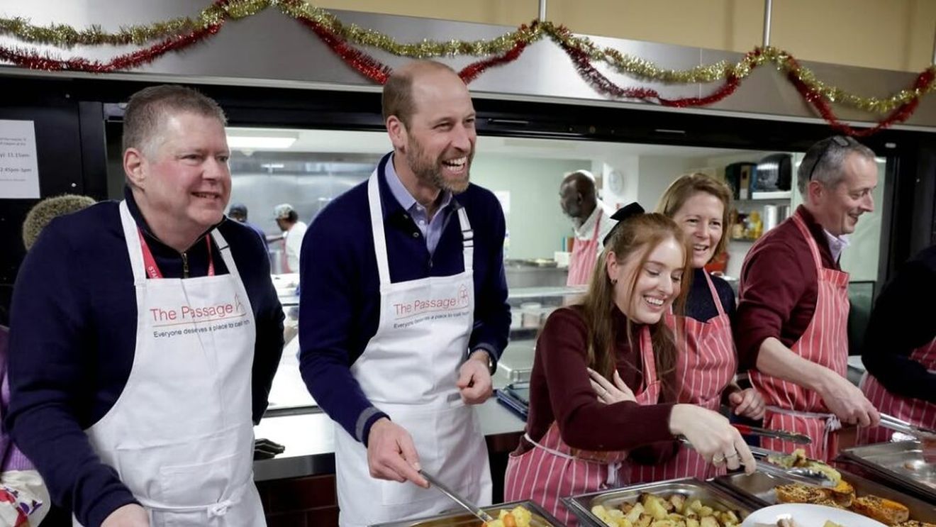 Prinţul William a servit oamenii cu mâncare la un adăpost pe care l-a vizitat împreună cu Diana când era copil - FOTO-VIDEO