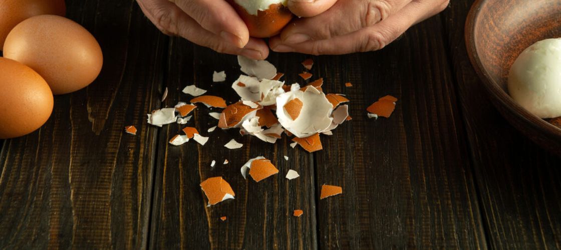 ABC în bucătărie: Cum cureți ouăle fierte fără probleme / Patru metode care te scapă de coaja care se lipește