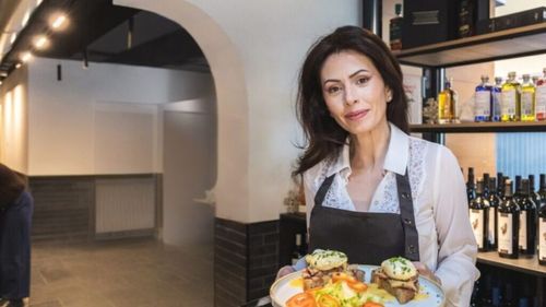 VIDEO | Ladies & business (Episodul 10) | Alexandra Staicu reînvie o tradiție uitată: băcănia / „Vrem să fie o legătură între generații, prin gust. Ne mândrim cu produse proprii”