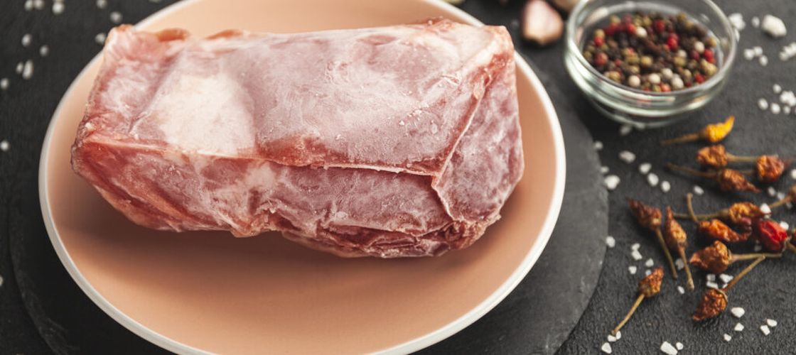 Ai lăsat carnea congelată pe blat? După cât timp trebuie să o arunci / Care sunt metodele sigure pentru a decongela carnea