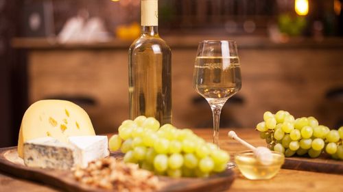 Ușor de preparat, delicios de degustat: Wine & Cheese pentru serile de iarnă / Patru preparate perfecte pentru o seară relaxantă lângă șemineu, cu un pahar de vin și o gustare rapidă