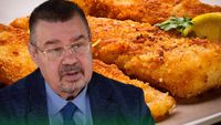 VIDEO: Cea mai simplă rețetă de pește pane / Marian Cuzdrioreanu explică pas cu pas cum prepară un macrou crocant și gustos: „Îl serviți cu mujdei de usturoi și mămăligă”