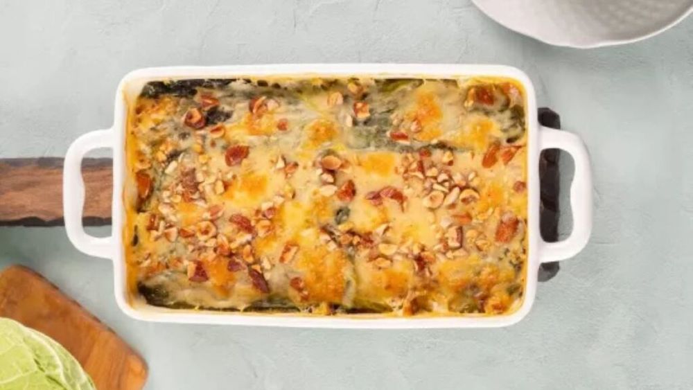 Caserolă de varză în stil lasagna, folosind frunzele întregi, și un sos rapid din cârnați printre ele. Cu varză murată poate fi o alternativă la sarmale