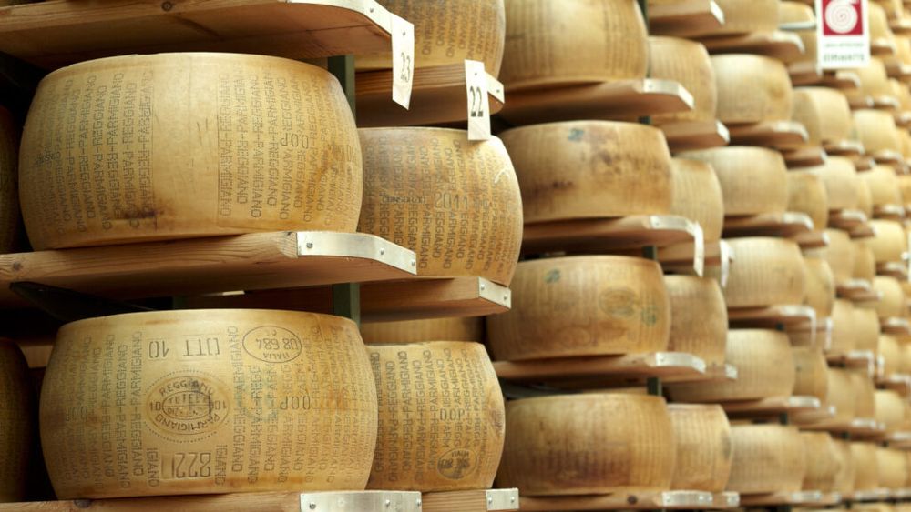 Credit cu parmezanul: O bancă din Italia acceptă roți de Parmigiano Reggiano drept garanție