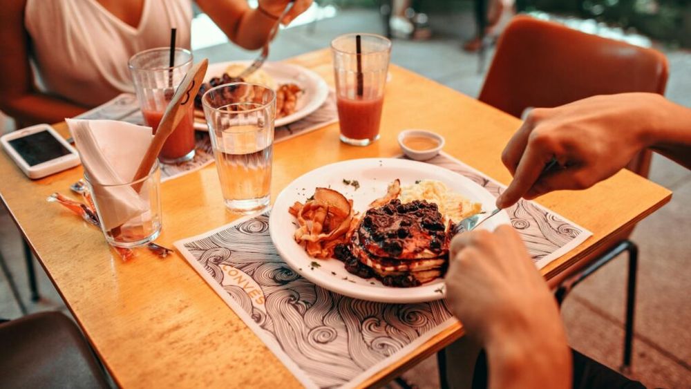 Studiu: Tot mai mulți români vor să evite consumul excesiv de mâncare și băutură de Paște