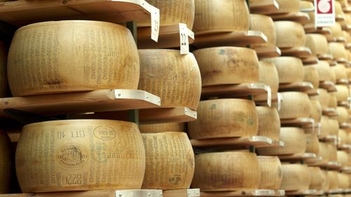 Credit cu parmezanul: O bancă din Italia acceptă roți de Parmigiano Reggiano drept garanție
