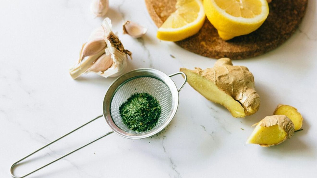 Ce se întâmplă în corpul tău când bei zilnic apă cu usturoi, ghimbir și lămâie / Combinația te poate ajuta să slăbești