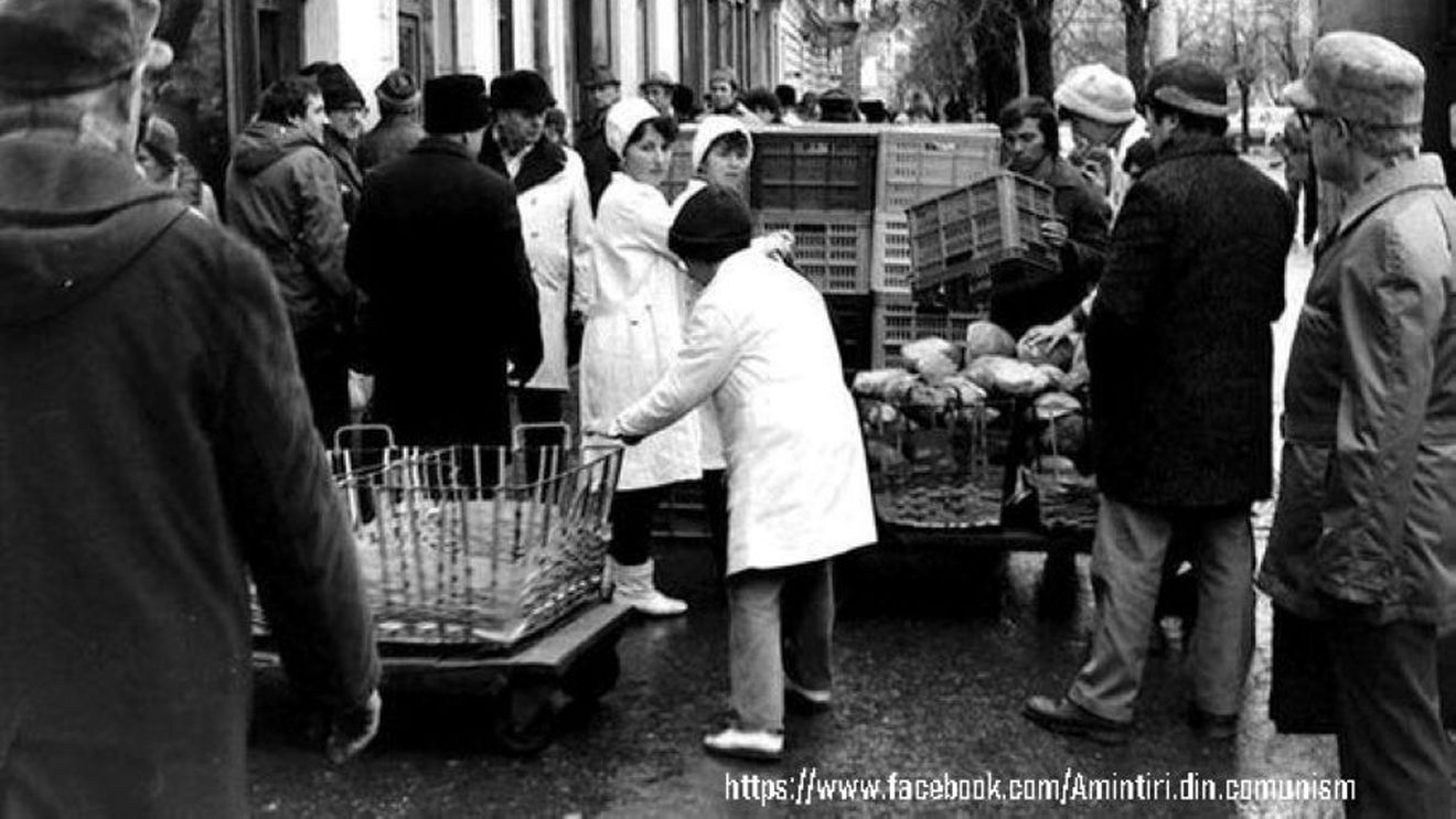 AMINTIRI DIN COMUNISM: ”Când se făcea coada de sacoșe la Alimentară, știam a cui este aproape fiecare sacoșă lăsată să țină rândul, în timp ce proprietarul era plecat la altă coadă”