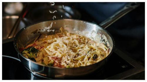 Konjac-ul, alternativa la paste, fără calorii și plin de nutrienți/ Conține fibre solubile pentru că este obținut din tuberculul unei plante asiatice/ Rețetă de paste konjac cu legume sotate