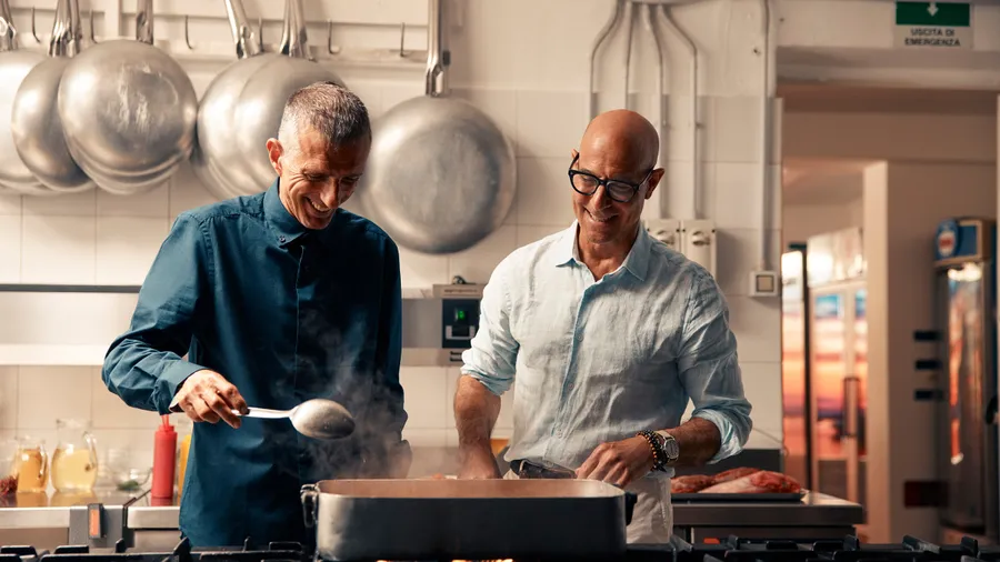 Stanley Tucci gătește alături de un chef italian în „Tucci in Italy 2”, seria gastronomică produsă de National Geographic