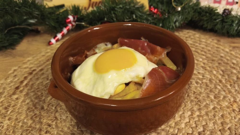 Rețetele Juanitei | Cartofi gratinați în friteuza cu aer cald, cu brânză provolone, ouă și șuncă/ Prânz sau o cină ușor și rapid de pregătit