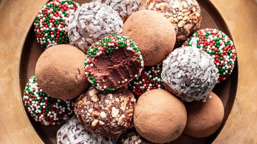 Ceva dulce | Trufe de ciocolată ușor de preparat, cu doar patru ingrediente / Sunt fără gluten și îți poți folosi imaginația la decorat