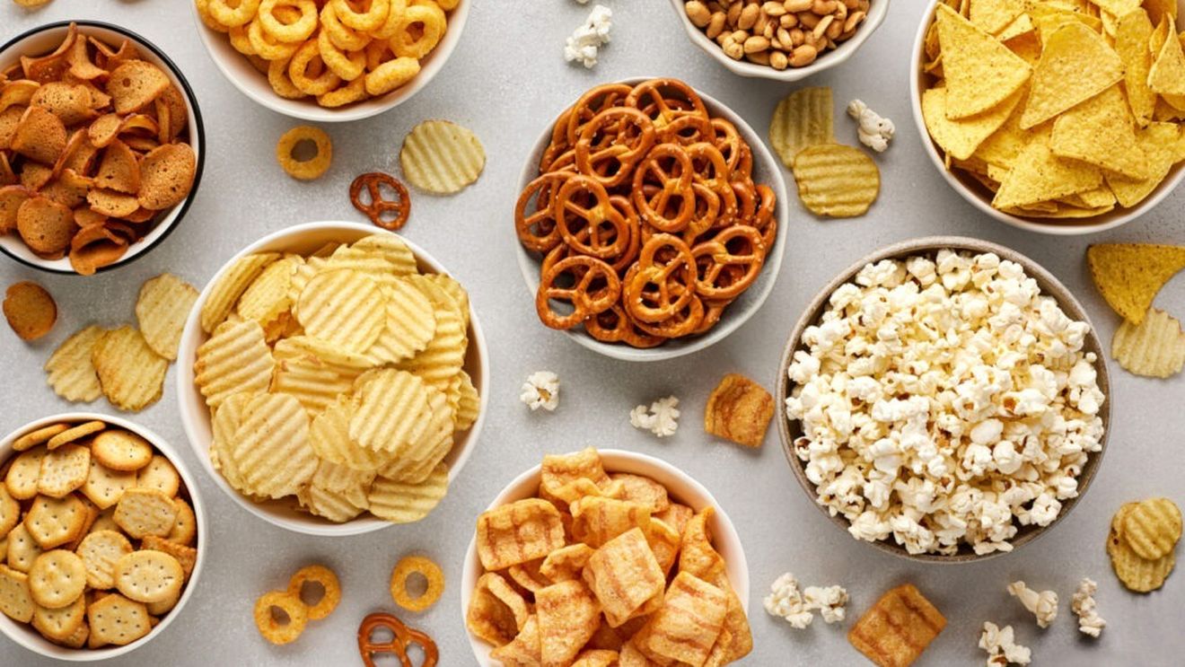 ANALIZĂ: Piața de snacksuri și gustări din România a ajuns la valoarea de 2 miliarde de lei / Batoanele de cereale și fructele uscate, în topul preferințelor