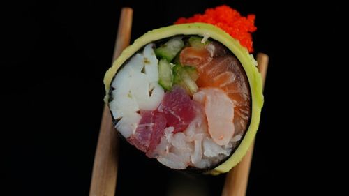 Nu știi ce să mănânci ca să oferi mai multă vitamina D organismului tău/ Un profesor de la Universitatea din Boston recomandă, printre altele, să adaugi somon și ciuperci în meniul tău, dacă vrei să obții suficientă vitamina D și să te menții sănătos