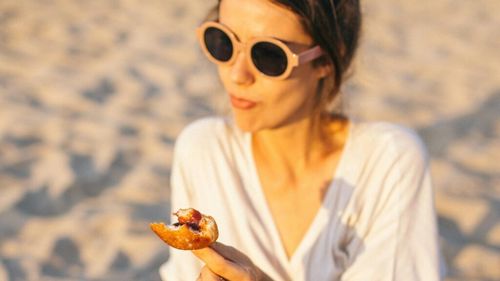 11 alimente pe care nu ar trebui niciodată să le consumi înainte să stai la plajă/ Dacă vrei să eviți balonarea și deshidratarea nu mânca lactate, porumb, pepene, broccoli și alte câteva alimente