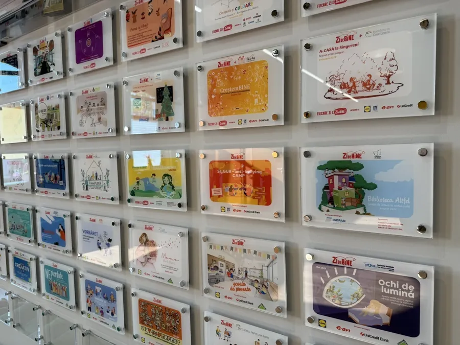 un perete cu muulte tablouri