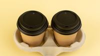 Misterul găurii mici din capacul cafelei to-go – nu e vorba de orificiul pentru băut / De ce există și ce rol important are, de fapt