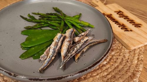 VIDEO | Rețetele Juanitei | Hamsii crocante preparate în friteuză, fără ulei și prăjeală, doar cu garnitură de mazăre plată și sparanghel/ Merg la fel de bine și cu broccoli