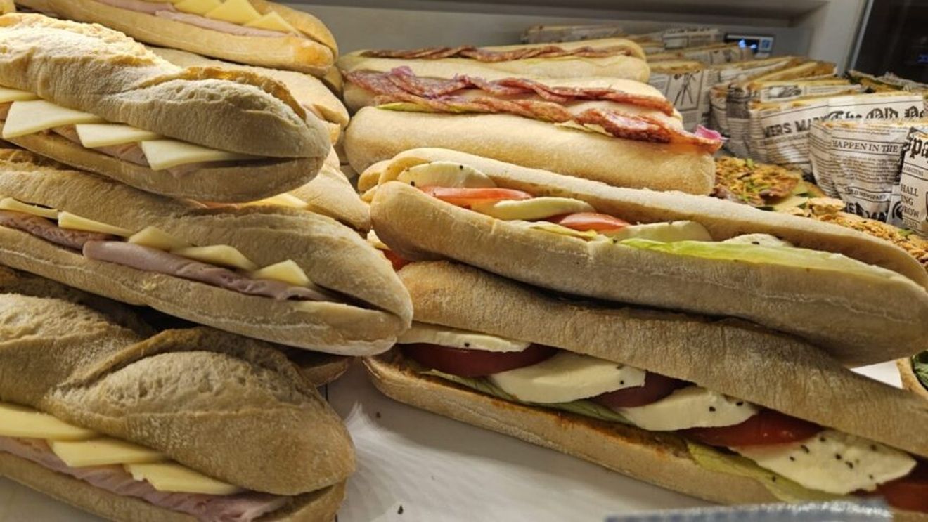 3 noiembrie, Ziua Mondială a Sandvișului. Cu cât se vând o baghetă rustică, un panini cu șuncă și cașcaval și o foccacia cu salam italian, în Aeroportul Otopeni  / O gustare rapidă poate ajunge să coste cât un prânz în oraș (GALERIE FOTO)