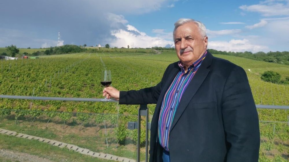 FOTO | Dealul cu bisericuță și vinuri rare. Povestea cramei de pe dealurile Silagiului: „Totul a început cu dorința de a avea o casă în vie”