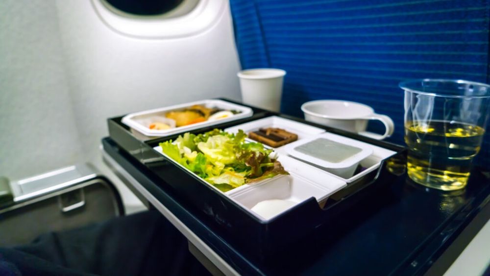 Topul celor mai bune linii aeriene care servesc mâncare în timpul zborurilor. Au chefi profesioniști angajați și adaptează rețete tradiționale din țările proprii