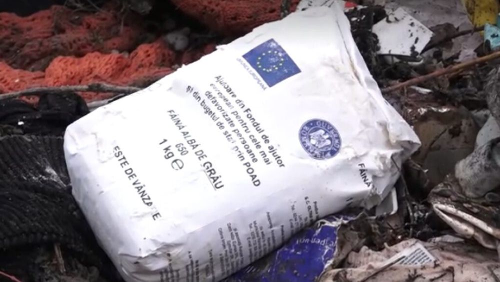 Pungi cu ajutoare alimentare de la UE, abandonate pe malul Someșului și descoperite din întâmplare de un localnic