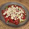 VIDEO FOTO | Salata virală care se prepară direct pe platou/ Prepară vinegreta întâi, pune deasupra ingredientele care corespund unei salate grecești autentice