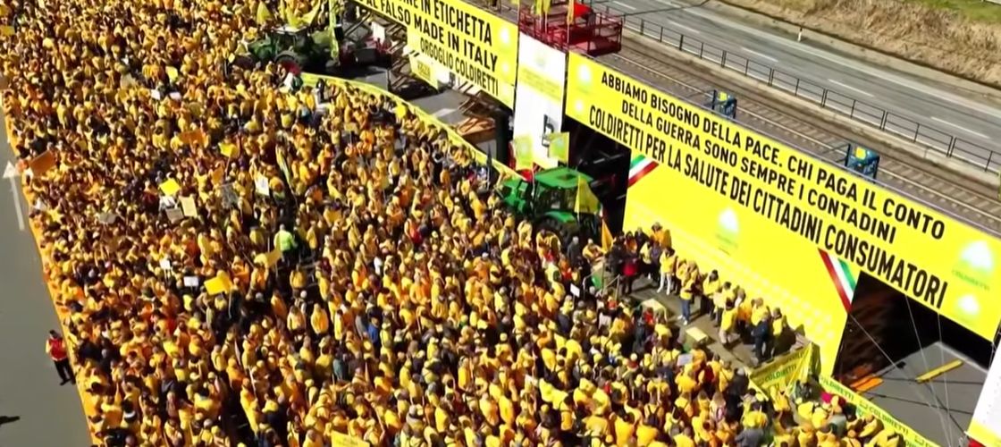 Aproximativ 10.000 de fermieri protestează la Pasul Brenner și cer schimbarea regulilor „Made in Italy”