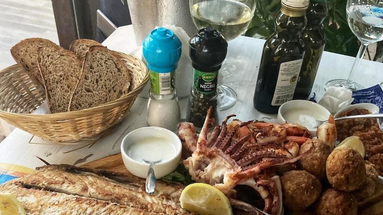 Cherhanalele de pe litoral: Unde poți să te oprești la o masă de pește, fructe de mare și vin pe plajă