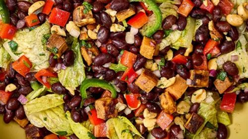 Trei idei de preparate rapide pentru cină, cu o simplă conservă de fasole: De la salată mexicană cu fasole la o tocăniță super-ușor de gătit