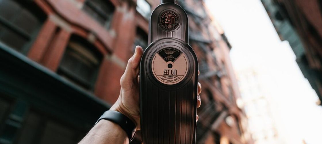 Un gin românesc lansat acum 10 luni câștigă aurul la World Gin Awards 2026 / Povestea unui antreprenor din IT care a intrat în industria băuturilor premium