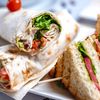 Sandwich-ul pe care îl poți lua la pachet chiar și pe timp de vară. Trei variante practice pentru un prânz rapid. Ce ingrediente să alegi când pleci la drum lung, la plajă sau picnic