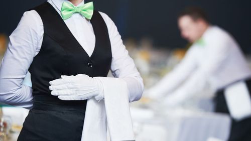 Studiu: 3 din 4 români ies mai rar la restaurant din cauza creșterii prețurilor / Cât bacșiș mai lasă românii la restaurant în 2025