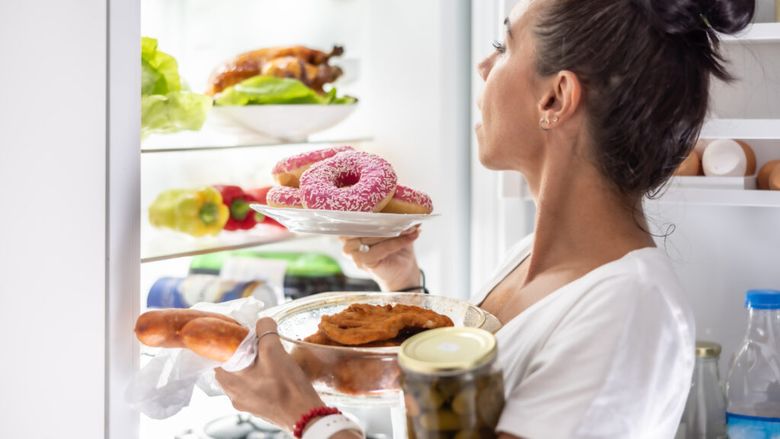 Lista gustărilor de care să te ferești seara. Sunt considerate vinovate pentru balonare, reflux și disconfort digestiv. Cu ce le poți înlocui