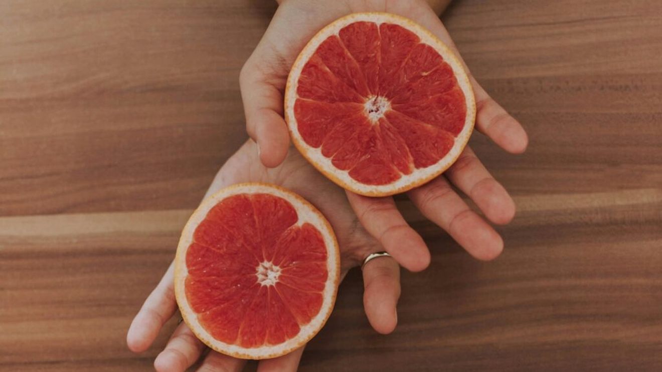 Este grapefruit-ul sănătos? Dieticienii susțin că acest fruct aduce beneficii pentru sistemul imunitar, intestine și piele, ne ferește de cancer și poate ajuta la slăbit