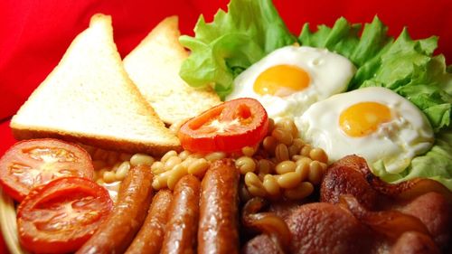 Consumul excesiv de proteine poate accelera îmbătrânirea biologică, avertizează experții