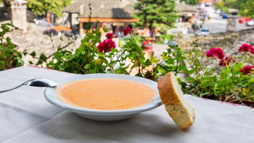 „Fasolada”, una dintre cele mai simple și mai vechi supe din bucătăria grecească / Cum se prepară și prin ce se diferențiază de ciorba românească de fasole